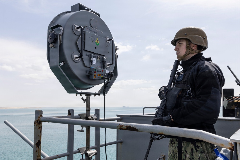 Marinheiro a bordo do porta-aviões USS Gerald R. Ford durante a travessia do Canal do Suez em março de 2026.