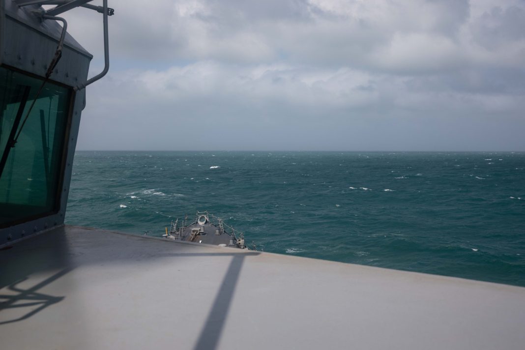 Contratorpedeiro USS Higgins e fragata canadiana HMCS Vancouver navegam em formação no Estreito de Taiwan