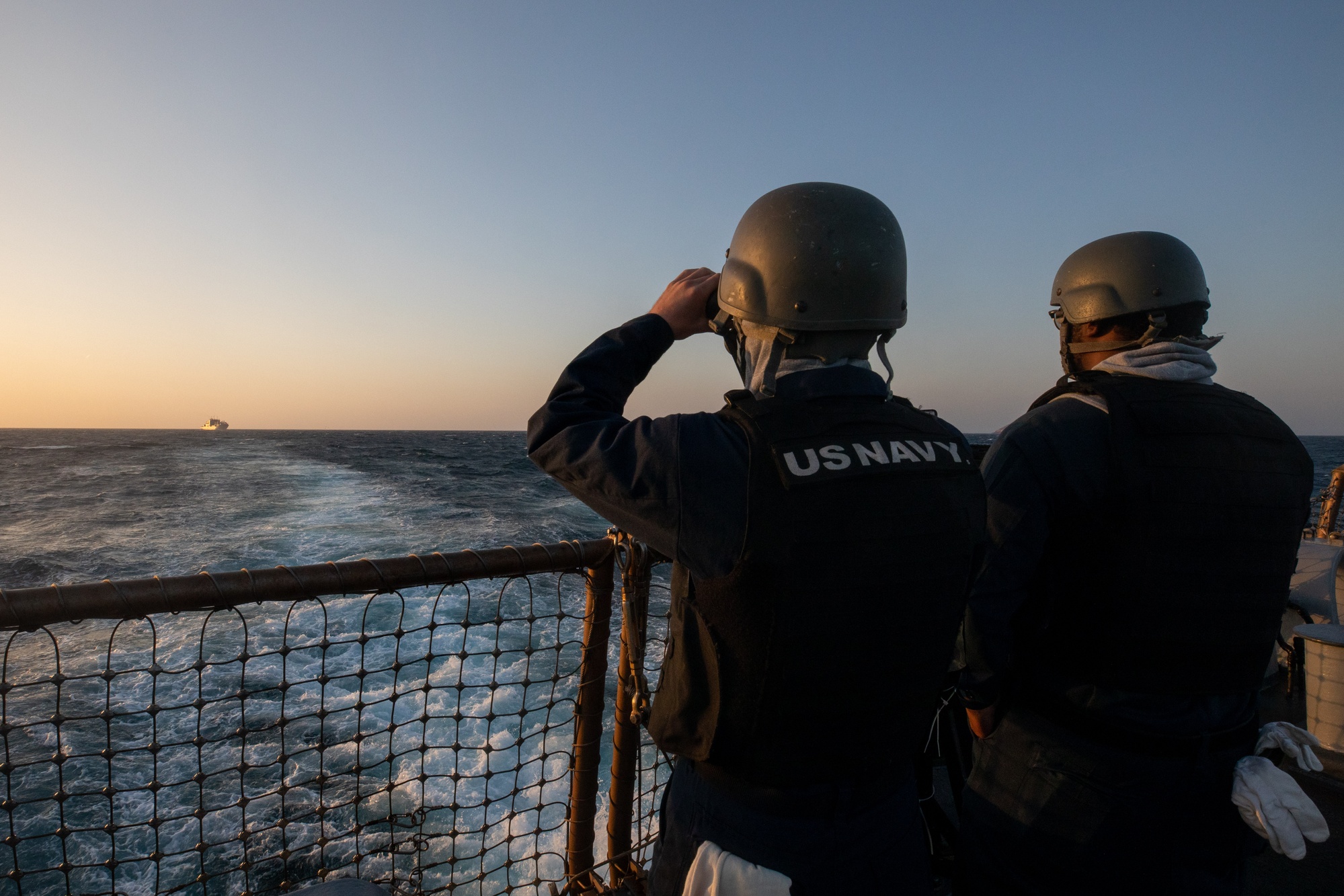 USS Laboon escolta navio de carga no Estreito de Bab al-Mandeb