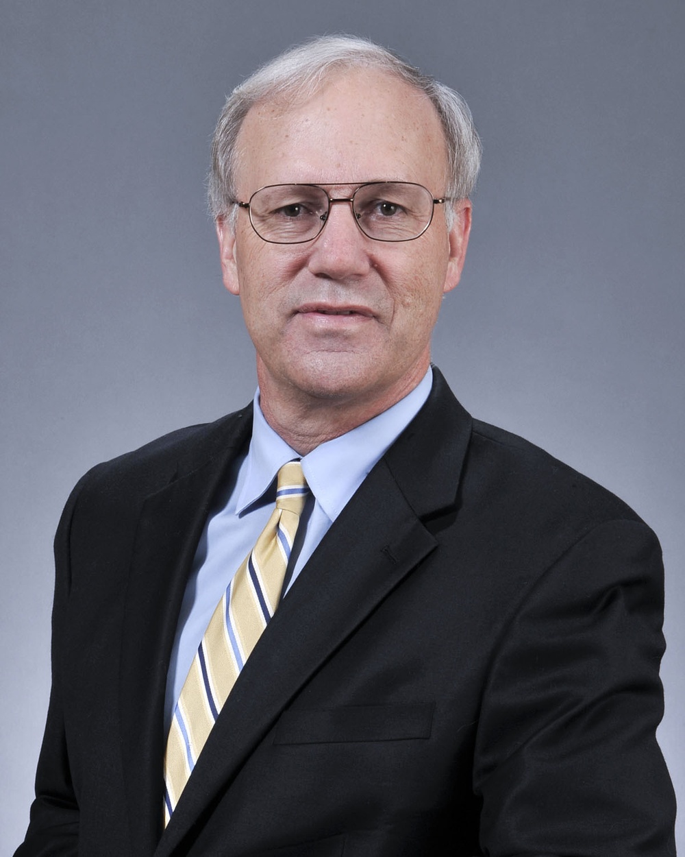 Retrato de Francis J. Kub, investigador do U.S. Naval Research Laboratory associado a investigação sobre wafers de nitreto de gálio.