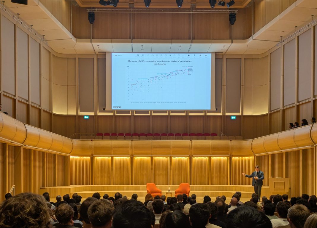 Jack Clark, cofundador da Anthropic, intervém em Oxford; imagem de arquivo sobre a entrada em bolsa da Anthropic