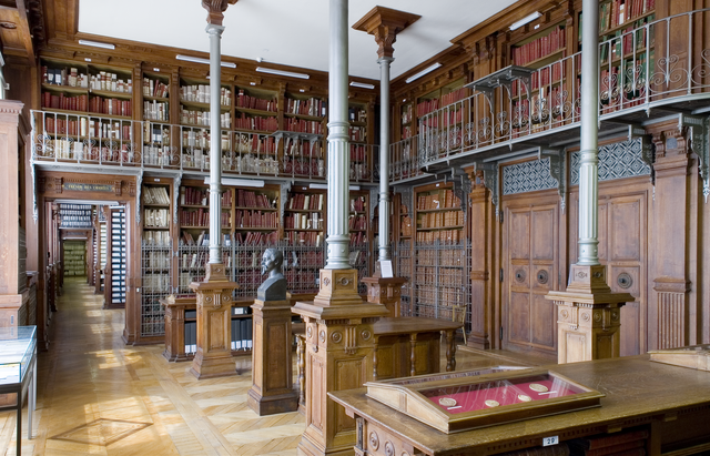 Sala dos depósitos históricos dos Archives nationales, em Paris