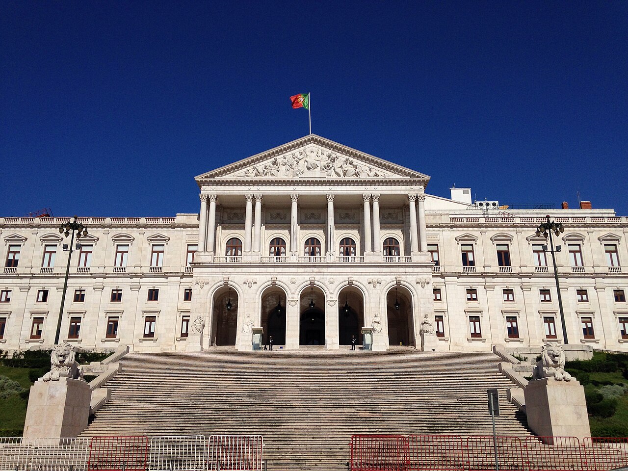 Fachada e escadaria do Palácio de São Bento, em Lisboa