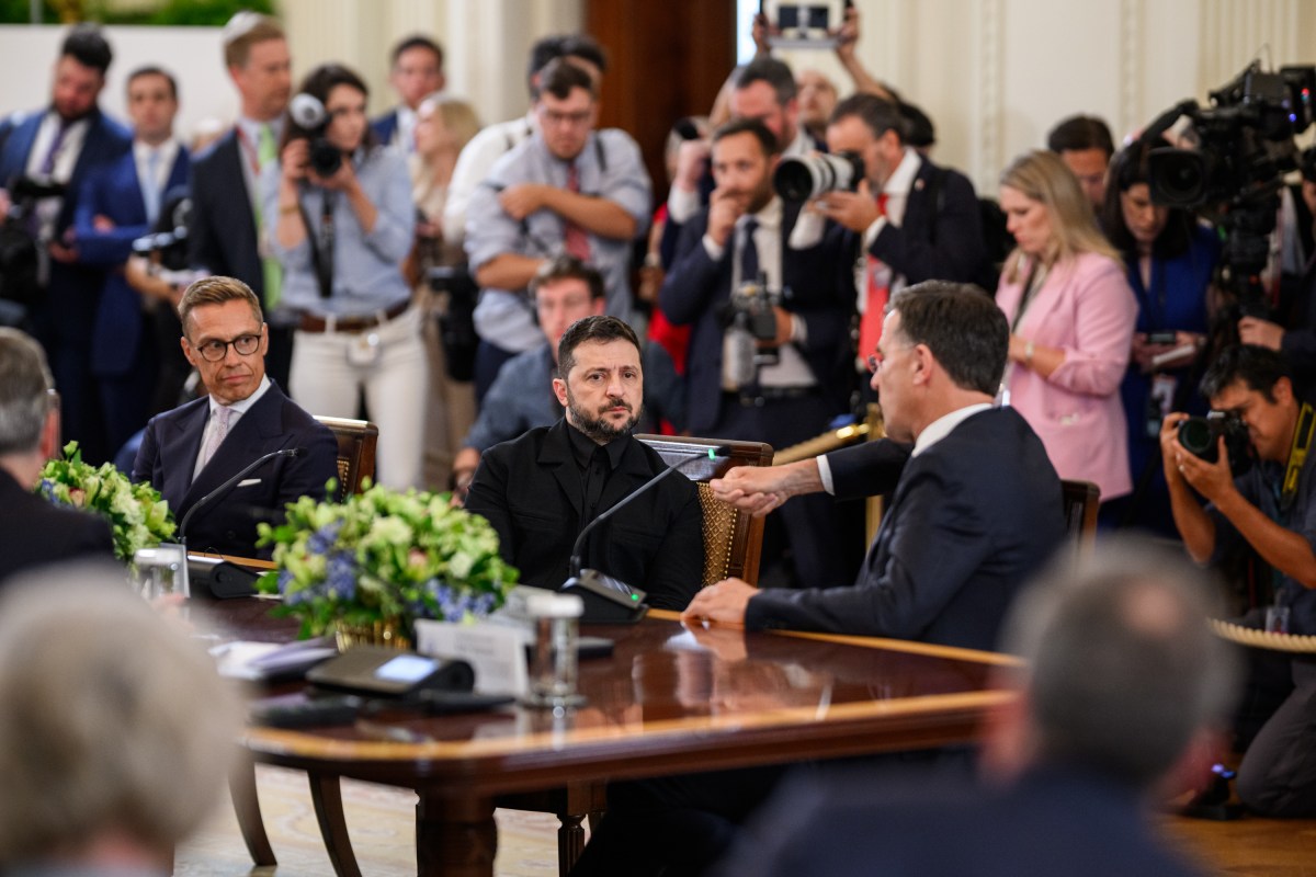Trump, Zelensky e dirigentes europeus numa reunião de 2025, contexto negocial dos ataques às refinarias russas