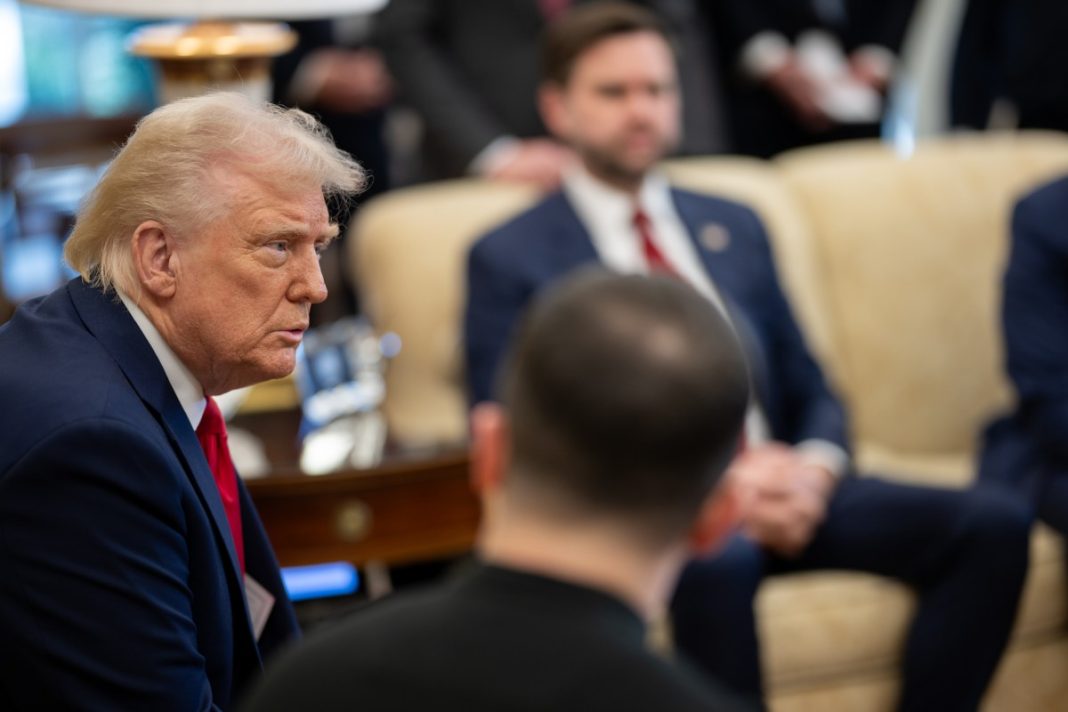 Donald Trump e Volodymyr Zelensky na Casa Branca em 2025, contexto da disputa sobre os ataques às refinarias russas