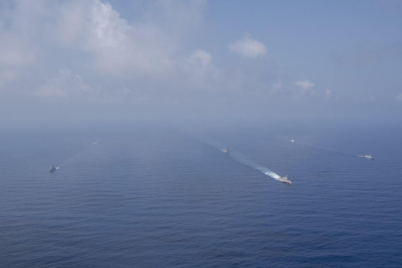 Navios dos Estados Unidos, das Filipinas e do Japão nos exercícios Balikatan 2025