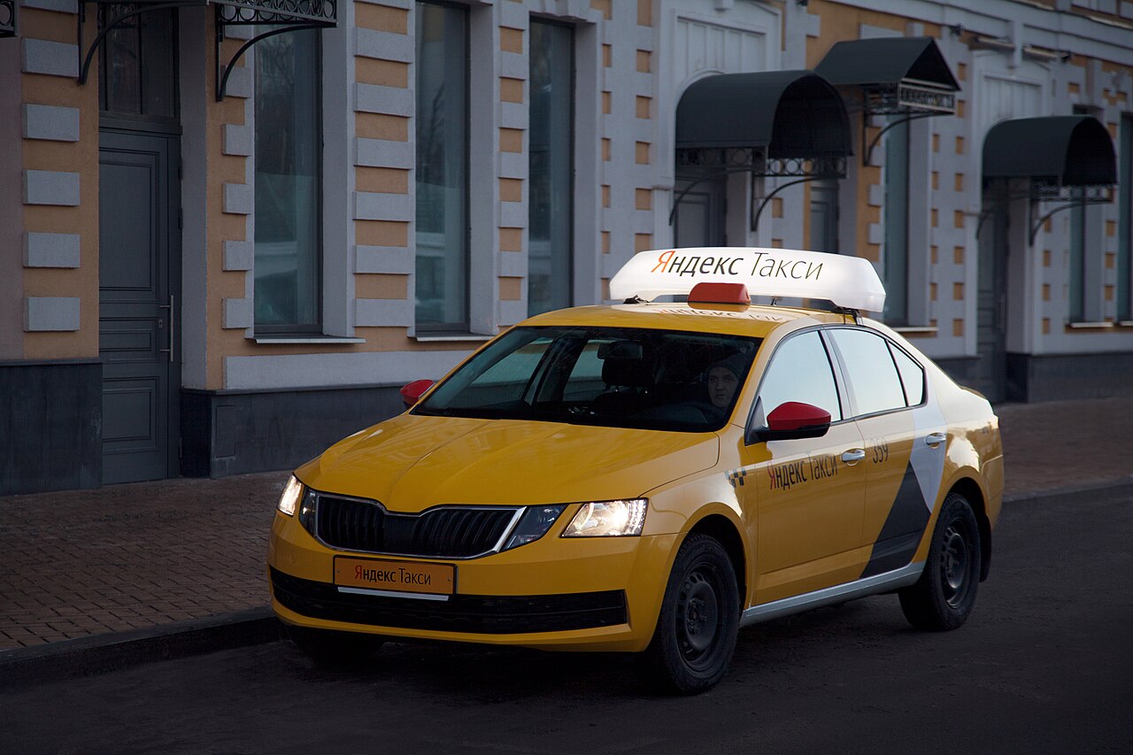 Automóvel identificado com o serviço Yandex.Taxi numa rua de Moscovo
