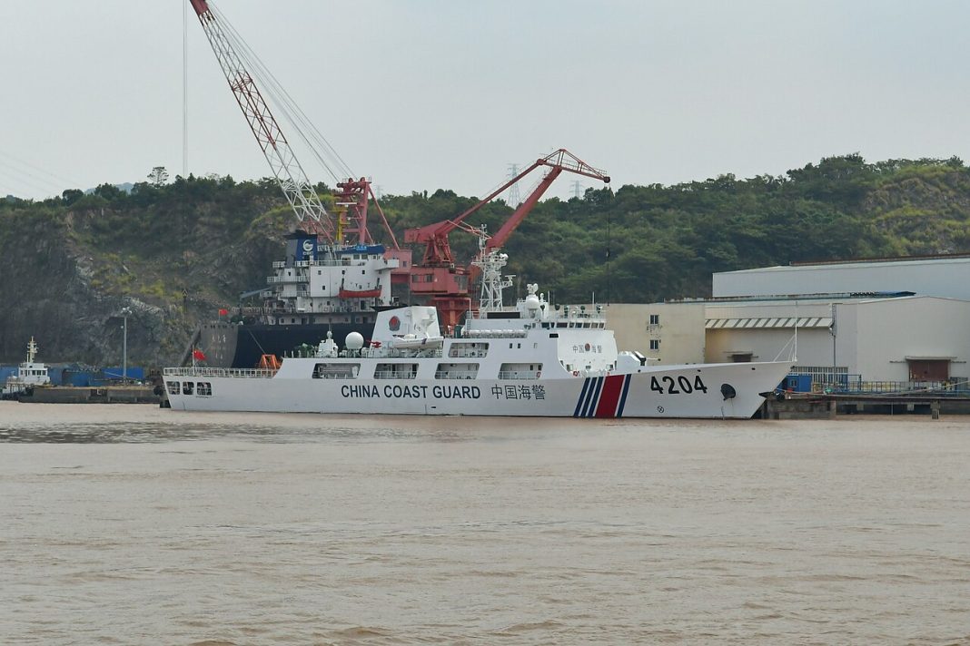 Navio 4204 da Guarda Costeira da China, num artigo sobre a pressão militar chinesa