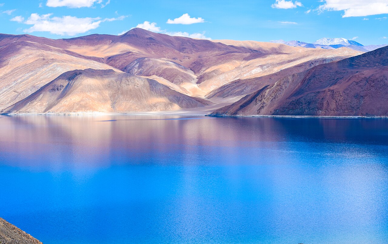 Lago Pangong Tso e montanhas no Ladakh