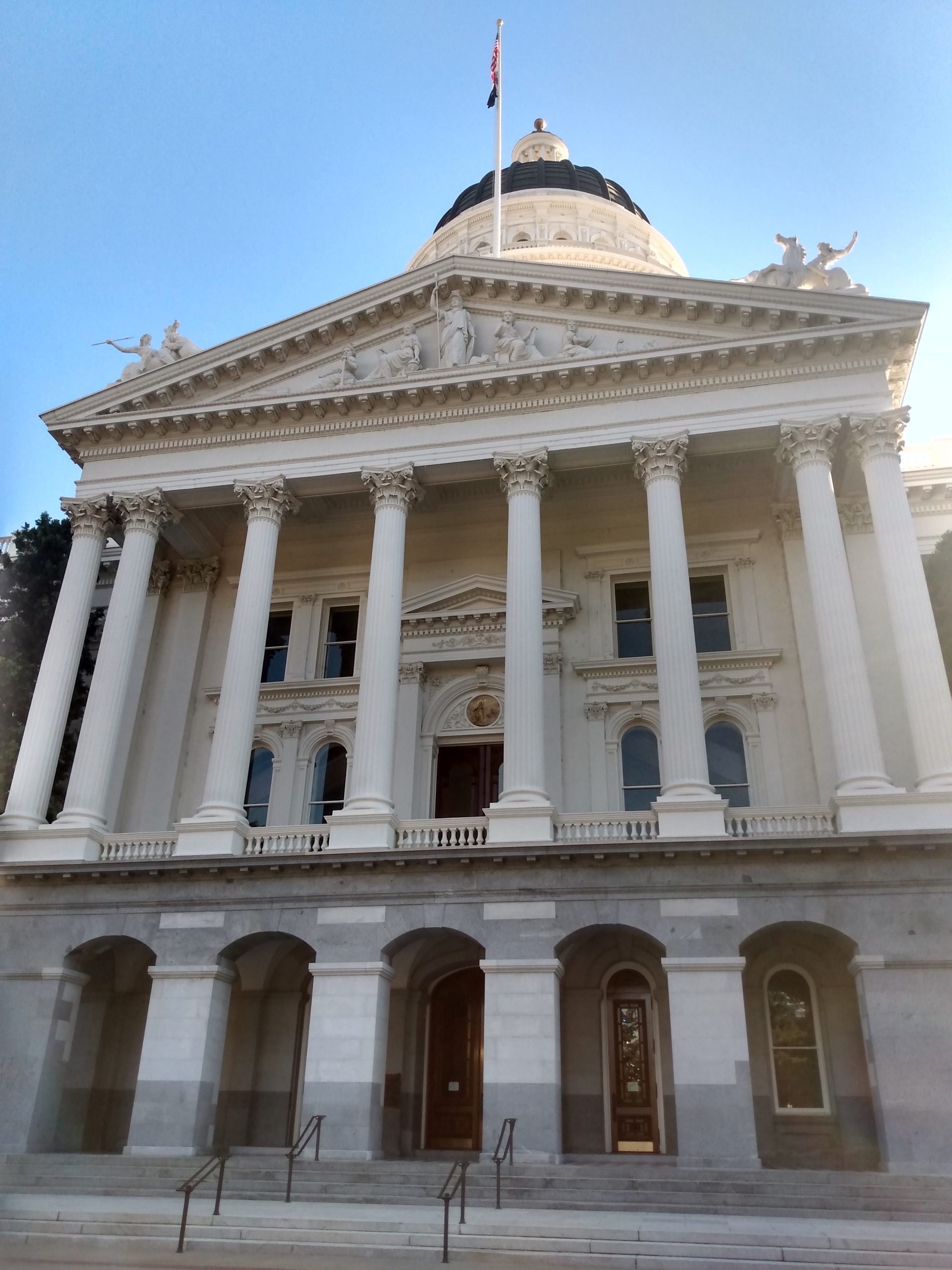 Coinvestimento: menos comissões, decisões diferentes Fachada do Capitólio do Estado da Califórnia em Sacramento