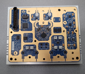 Placa de circuito impresso com componentes eletrónicos e conectores, fotografada pelo NIST.