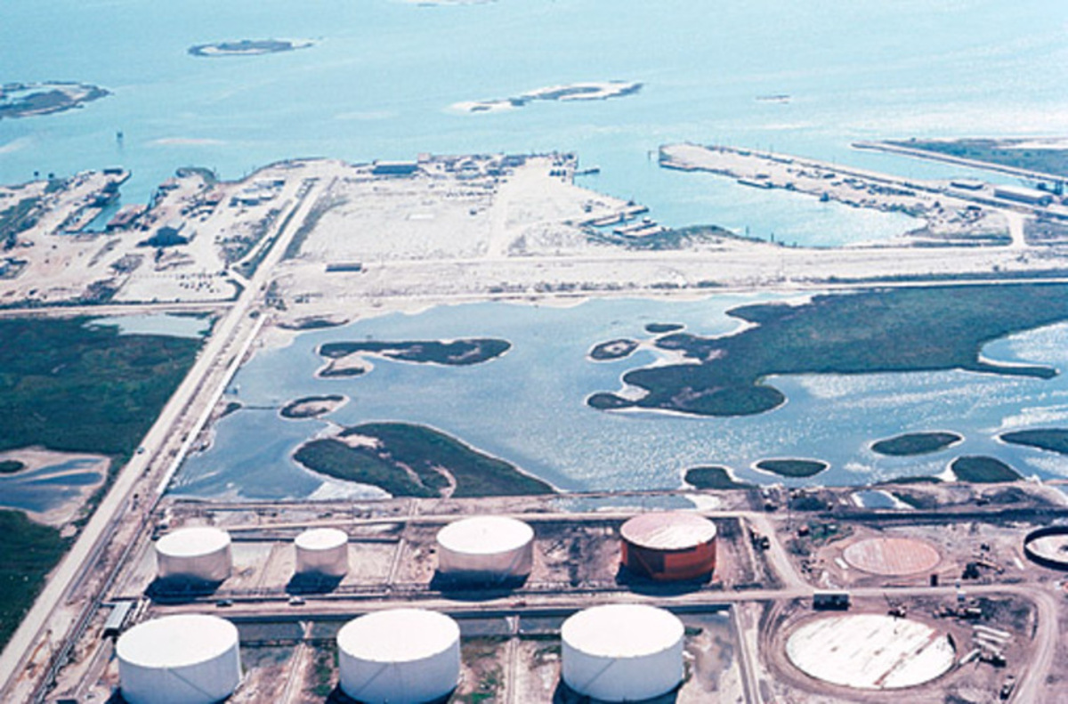Torres e tubagens de uma refinaria de petróleo no Texas, nos Estados Unidos.