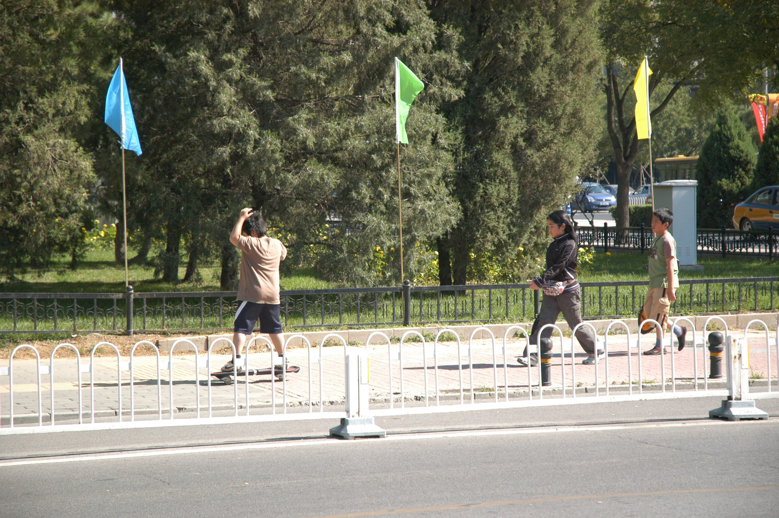 Crianças caminham numa rua de Pequim, numa China marcada pela redução das gerações mais jovens