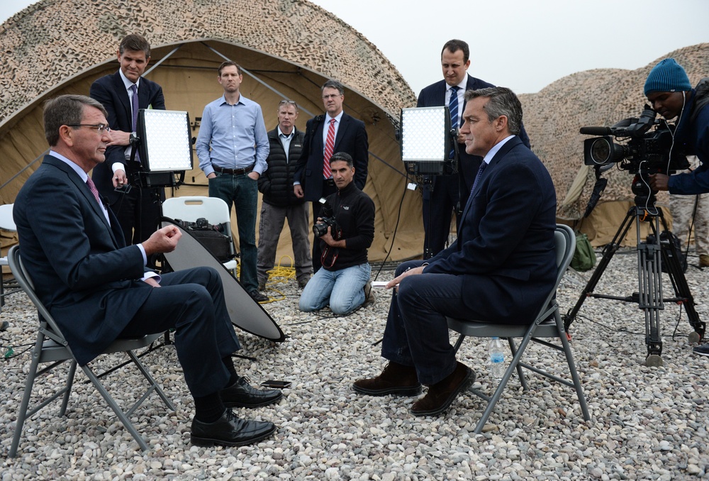 Charlie D’Agata, da CBS News, encontra-se com Ash Carter em Erbil, em dezembro de 2015.