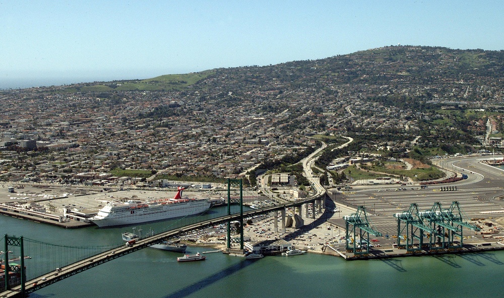 Navios e terminais no porto de Los Angeles, infraestrutura de circulação do comércio internacional.