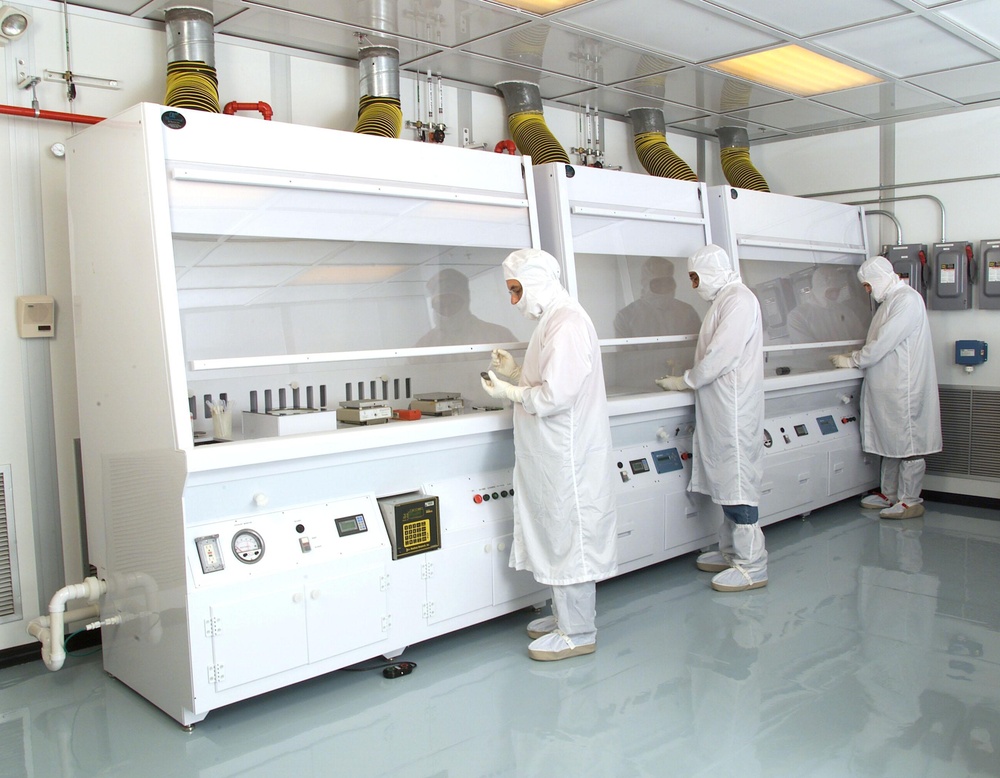 Sala limpa do NASA Glenn nos EUA, imagem ilustrativa do fabrico de componentes no dossiê sobre tecnologia chinesa no exterior.