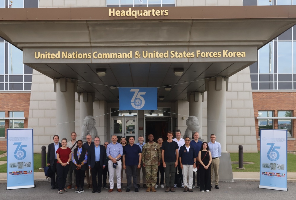 Representantes diplomáticos acompanham uma apresentação do exercício Ulchi Freedom Shield em Pyeongtaek