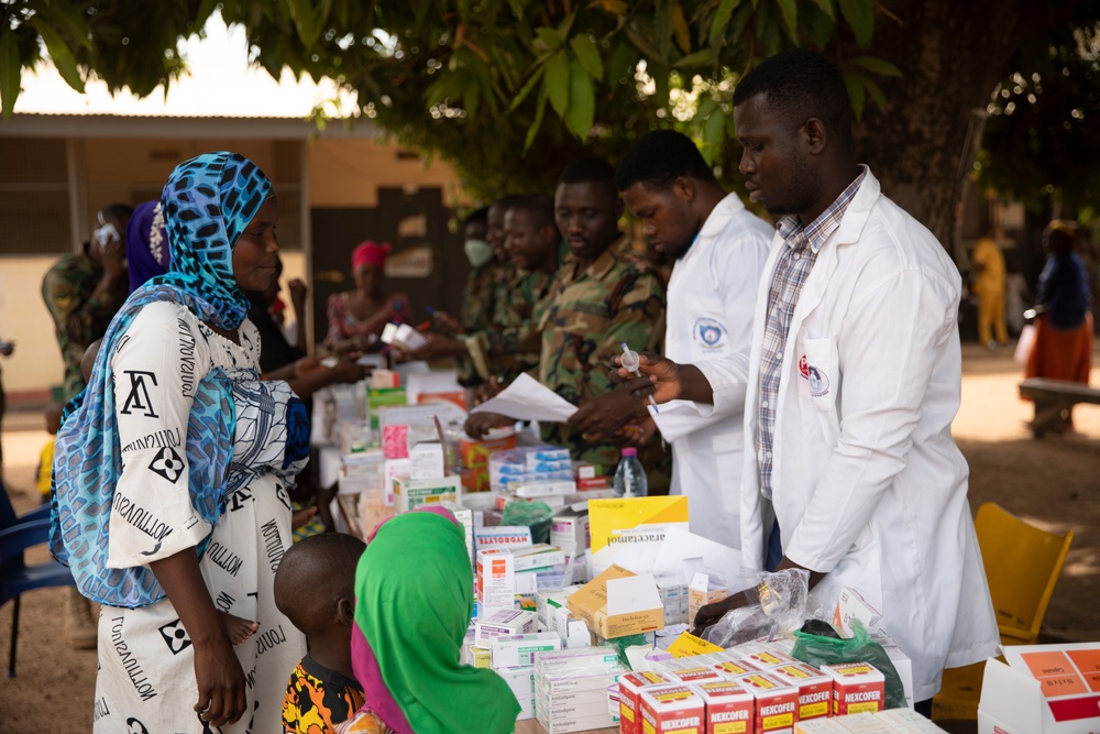 Dossiê | Tapentadol na África Ocidental: comércio e controlo Técnicos de farmácia ganeses dispensam medicamentos durante uma ação médica em Daboya