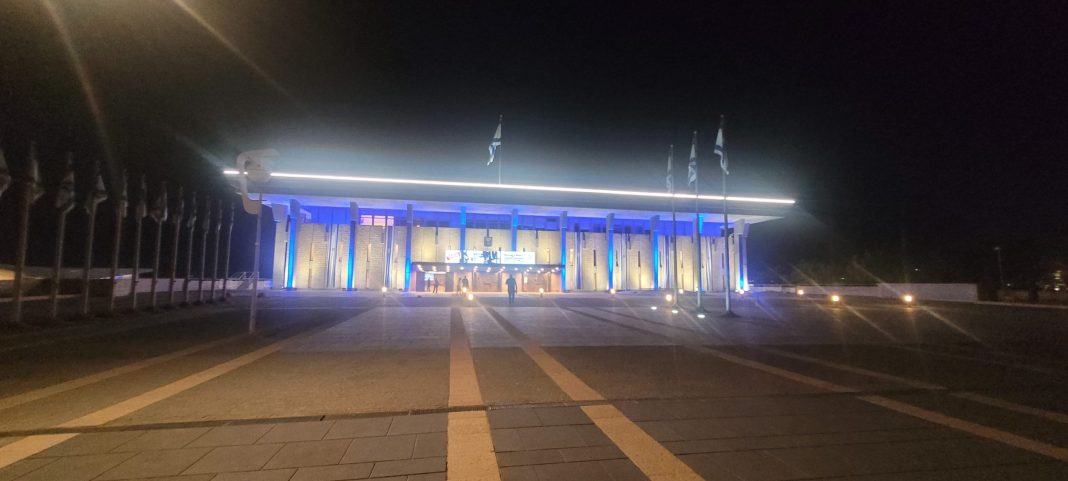 Edifício iluminado do Knesset, onde se votará a confiança ao Governo após as eleições em Israel