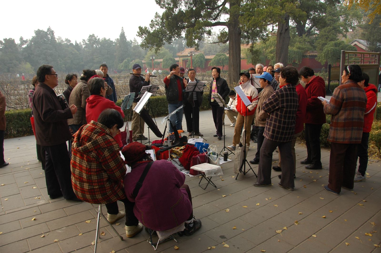 Envelhecimento da população chinesa: grupo de idosos em atividades culturais no Parque Jingshan, em Pequim