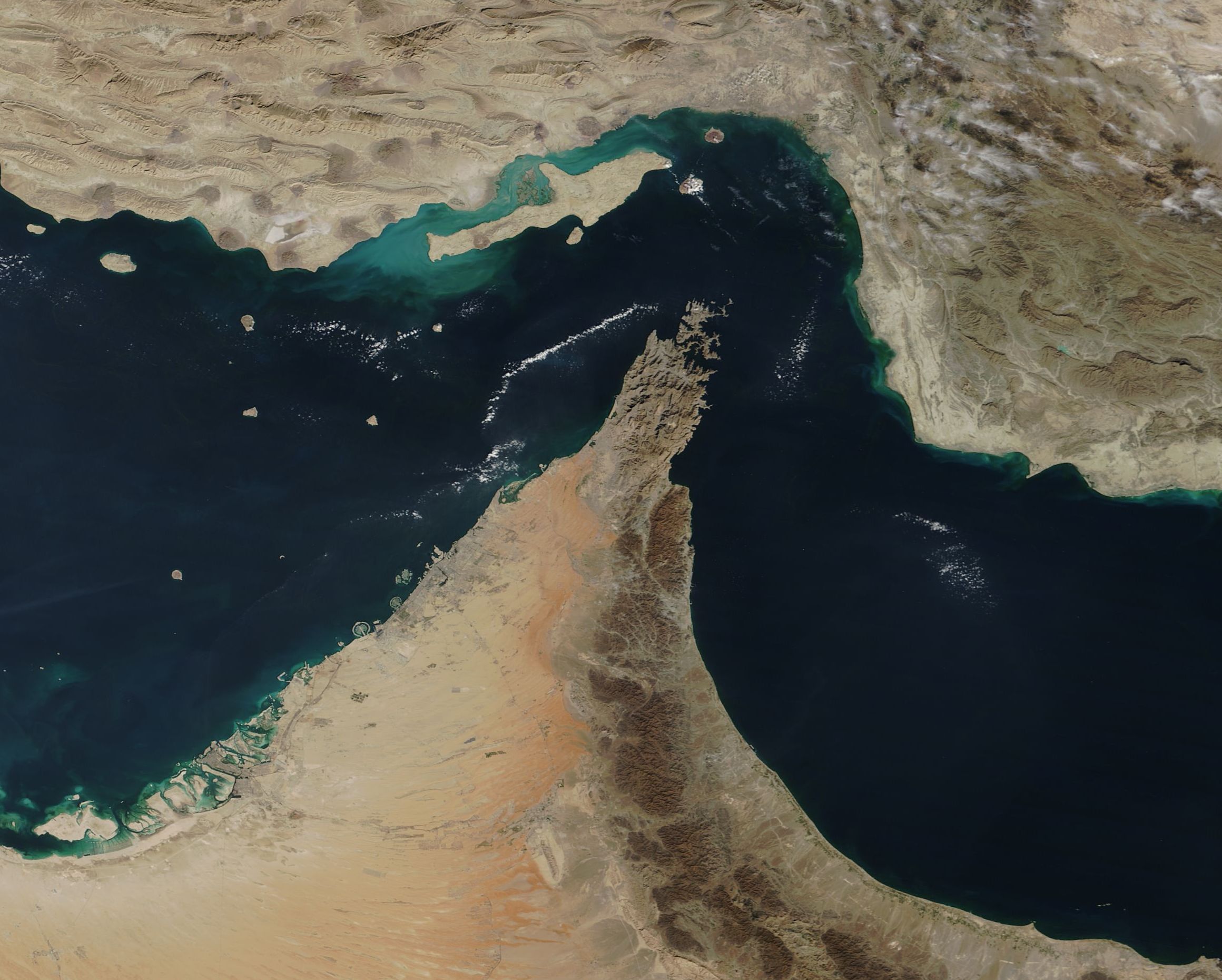 Estreito de Ormuz e península de Musandam vistos por satélite