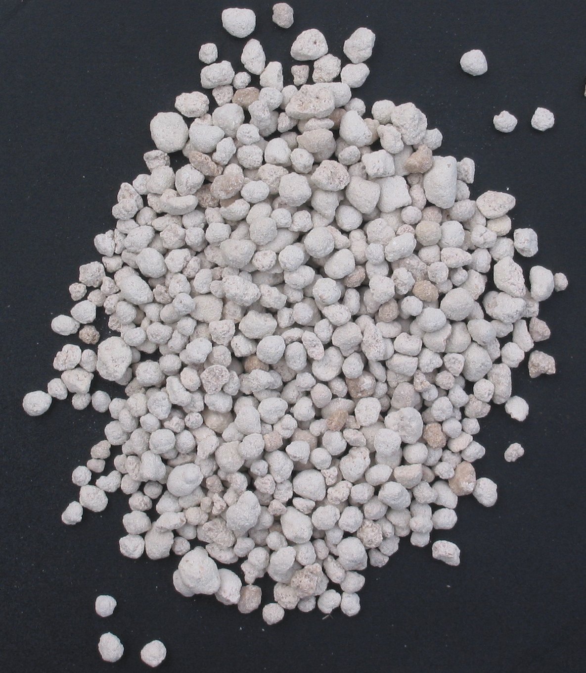 Grânulos de superfosfato triplo, um fertilizante fosfatado