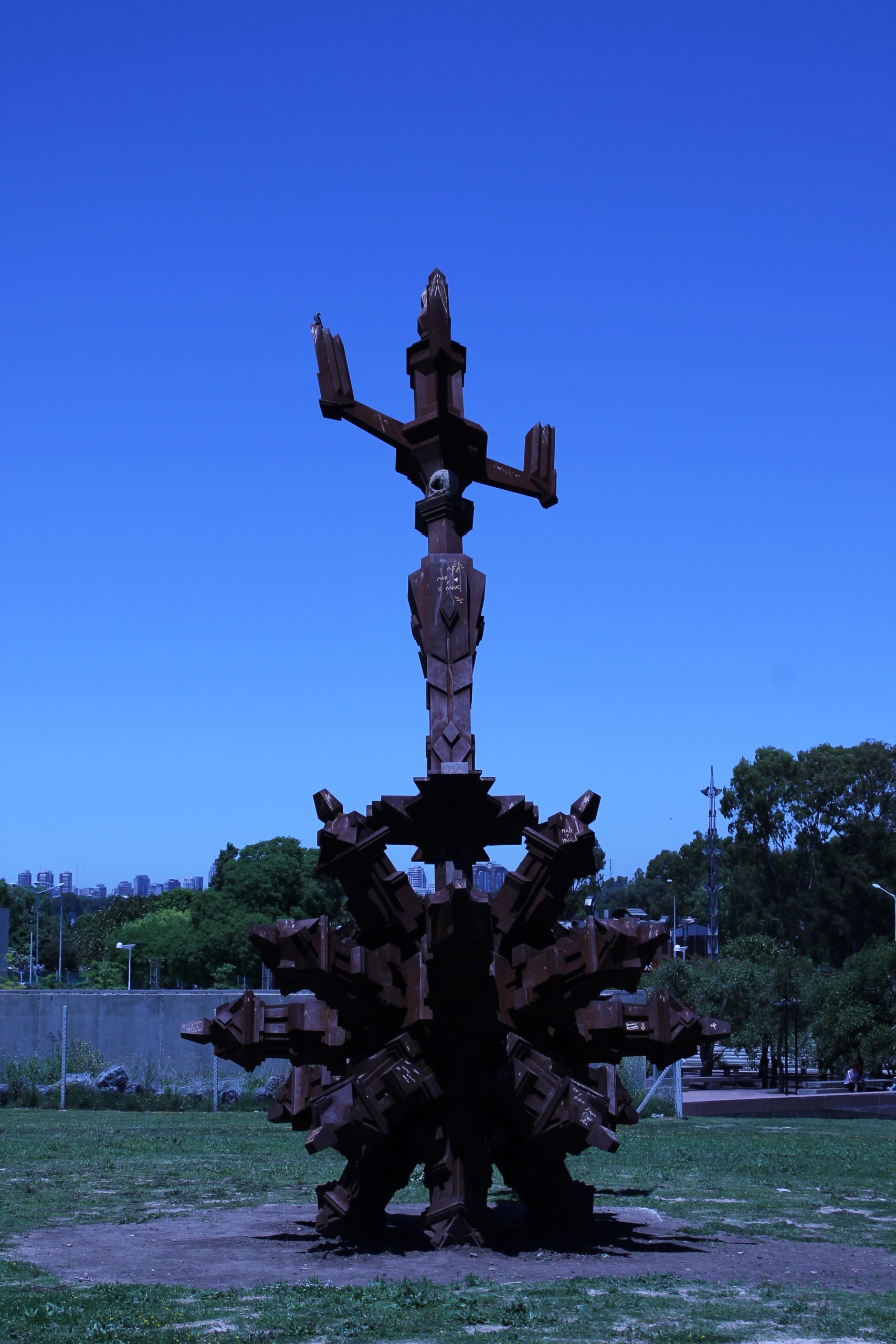 Escultura metálica em forma de torre no Parque de la Memoria junto ao Rio da Prata