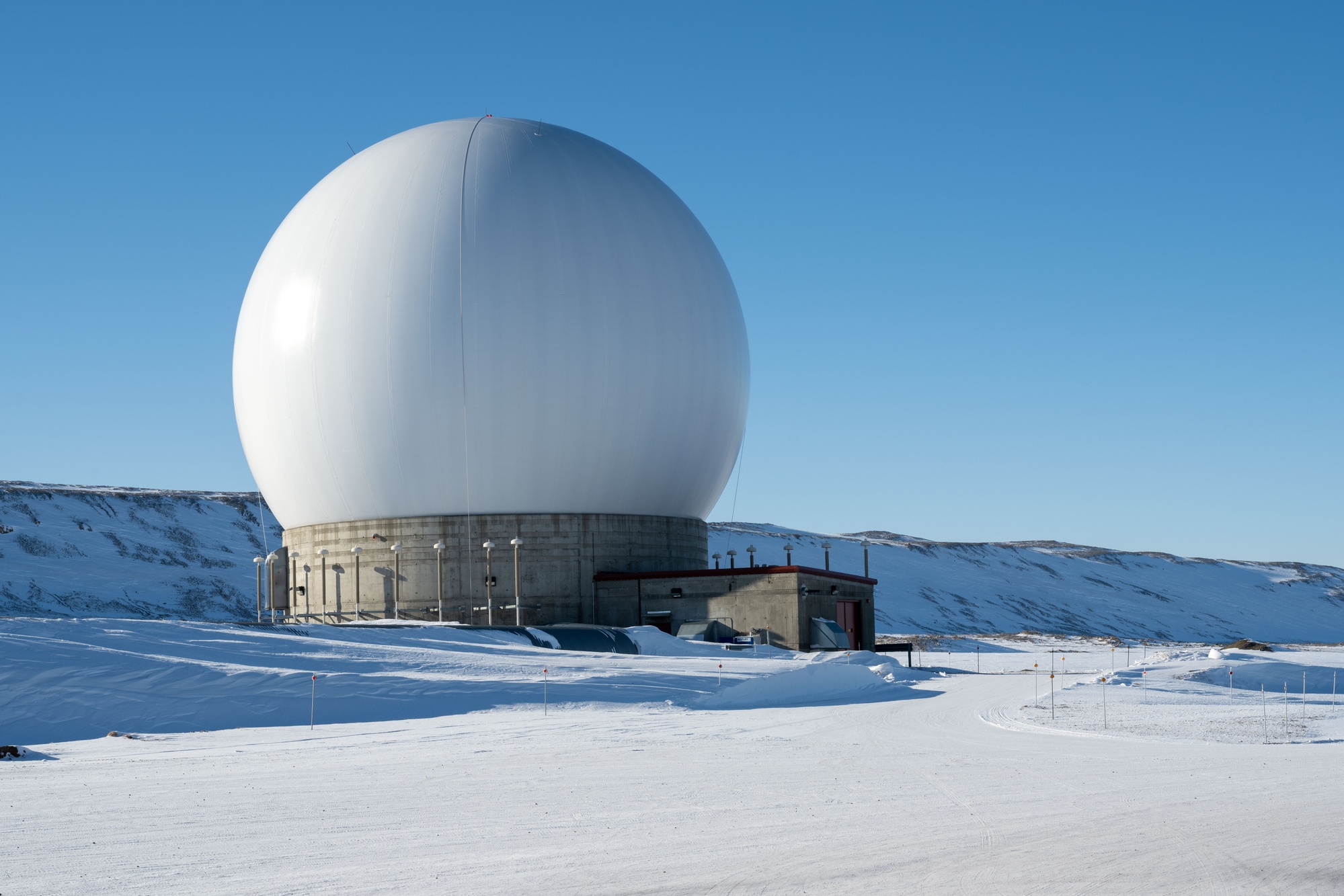 Cúpula da estação de rastreio de satélites da Base Espacial de Pituffik, na paisagem gelada da Gronelândia