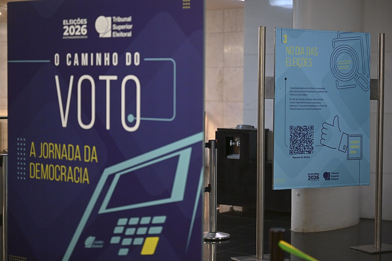 Lula: os parabéns à vitória em que acredito Montagem da exposição O Caminho do Voto nas instalações do Senado brasileiro