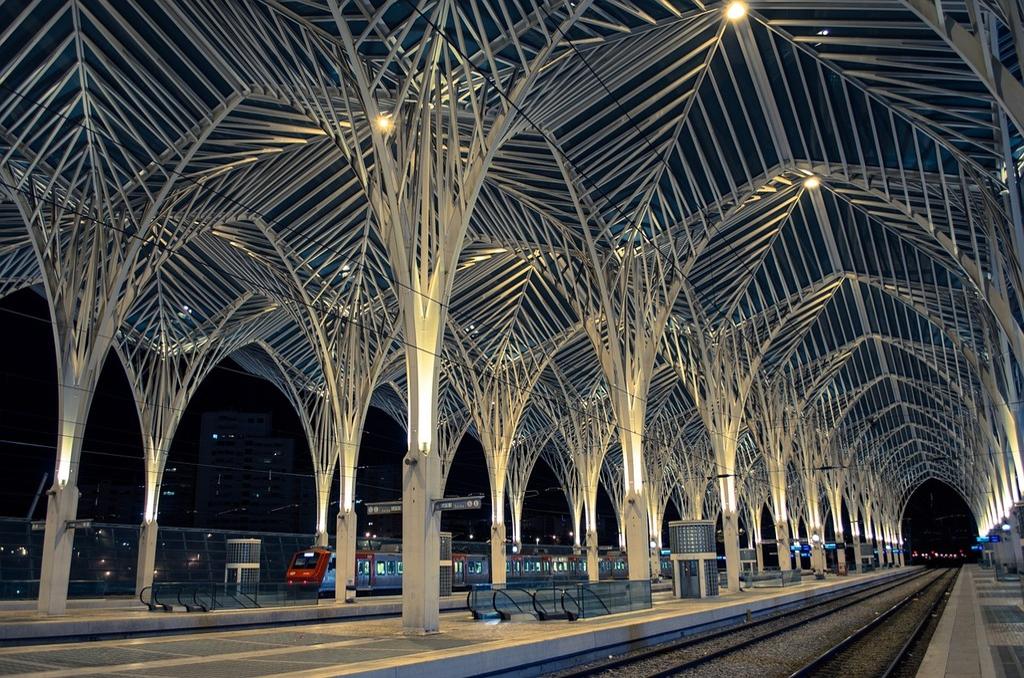 Plataforma ferroviária na Gare do Oriente, em Lisboa
