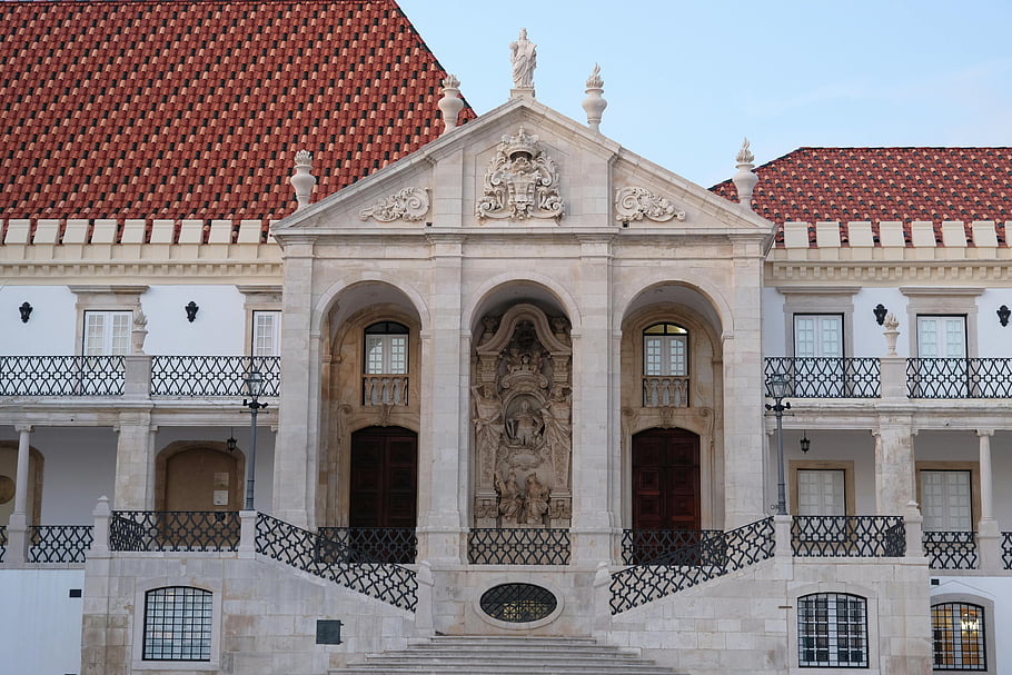 Edifício da Universidade de Coimbra, contexto dos filhos estudantes em famílias monoparentais