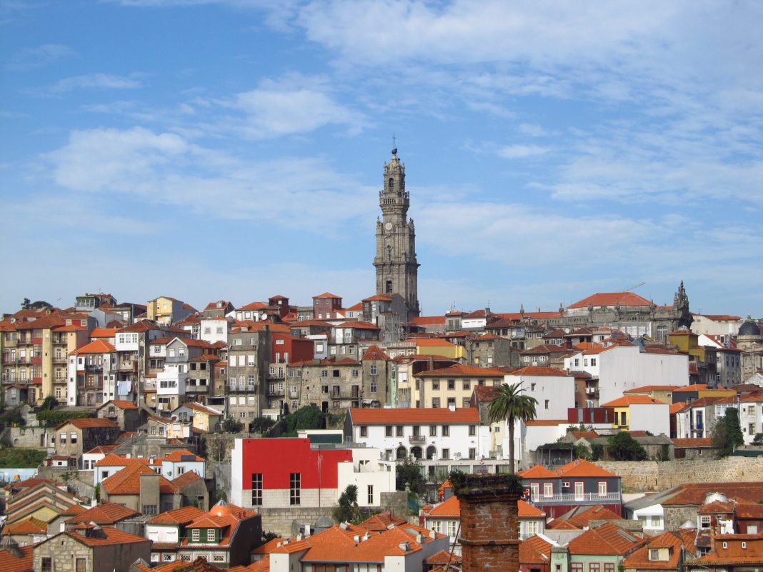 Vista de edifícios no Porto, imagem ilustrativa dos apoios à habitação do Fundo de Compensação do Trabalho