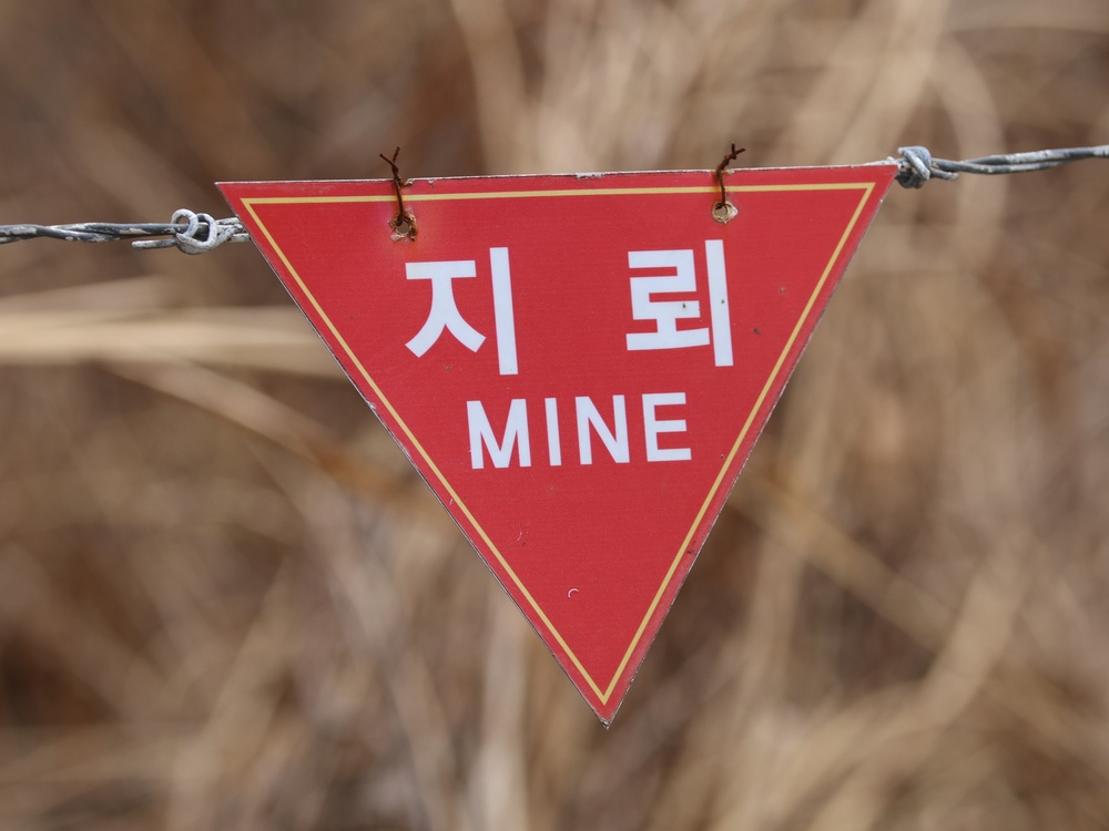 Sinal de perigo de minas junto à zona desmilitarizada na fronteira das Coreias