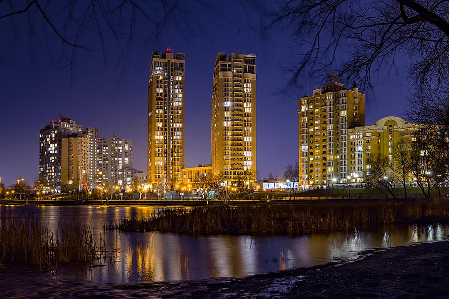 Vista noturna de Kiev e do Dniepre, no contexto da negociação sobre o gasóleo russo