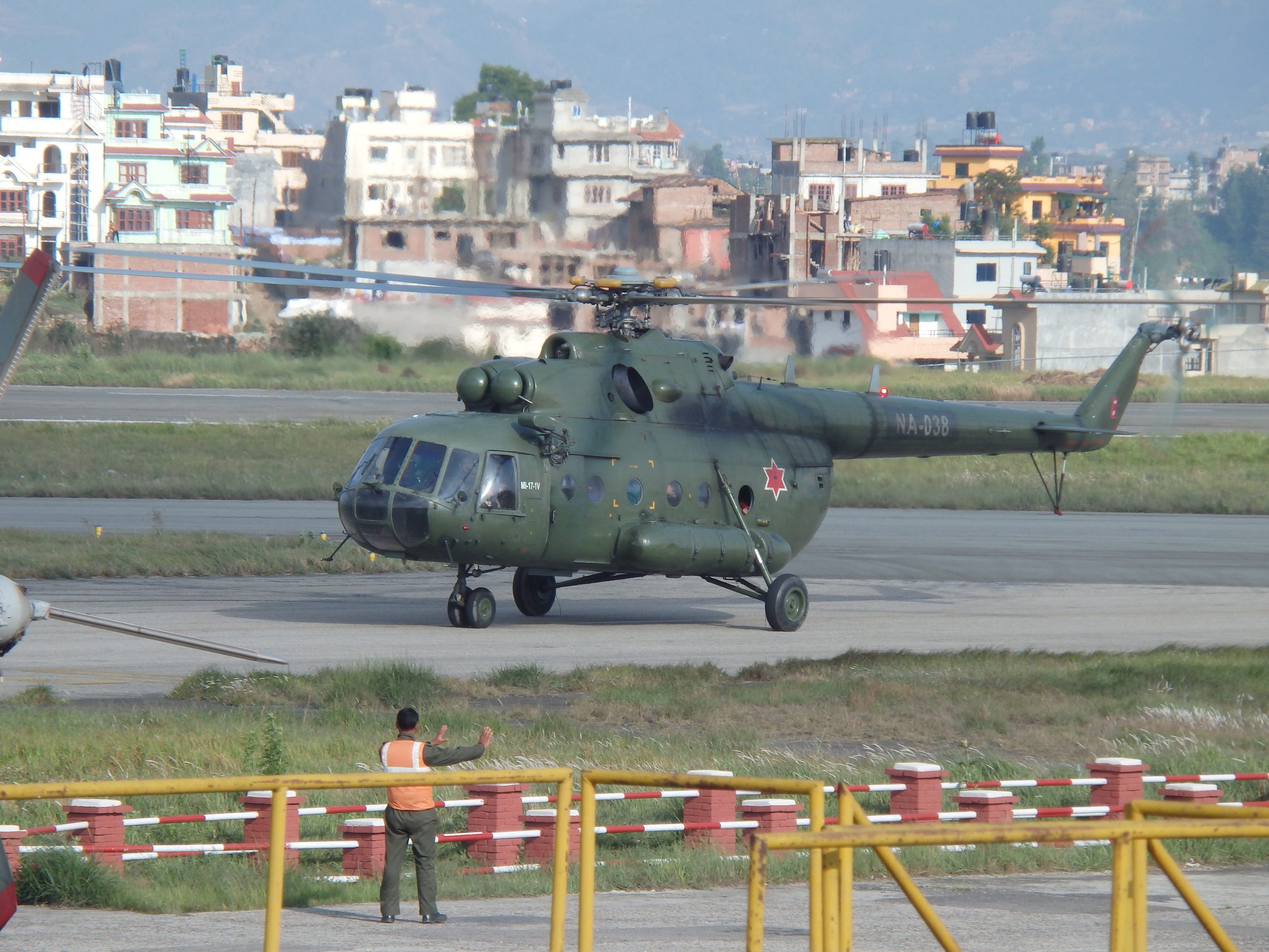 Helicóptero do exército nepalês em Kathmandu, numa fotografia de 2015