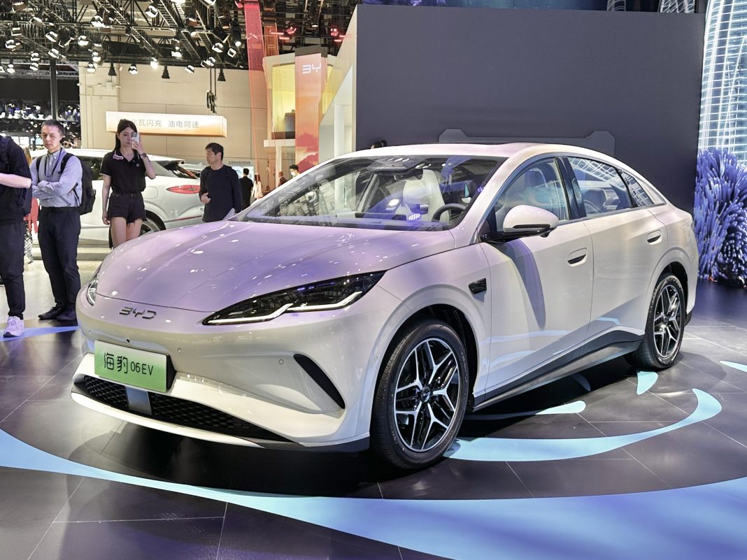 Automóvel da BYD, exemplo da indústria automóvel chinesa e da expansão dos veículos elétricos