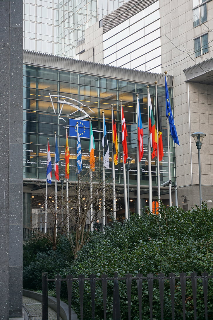 Bandeiras europeias em Bruxelas, contexto da regulação das infraestruturas financeiras da Europa