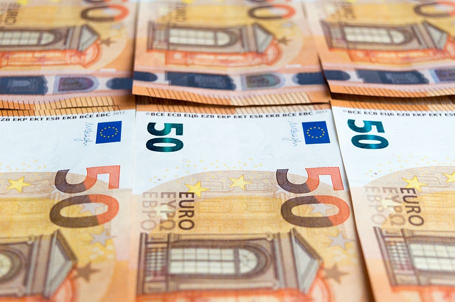Notas de euro, moeda comum utilizada nas infraestruturas financeiras da Europa