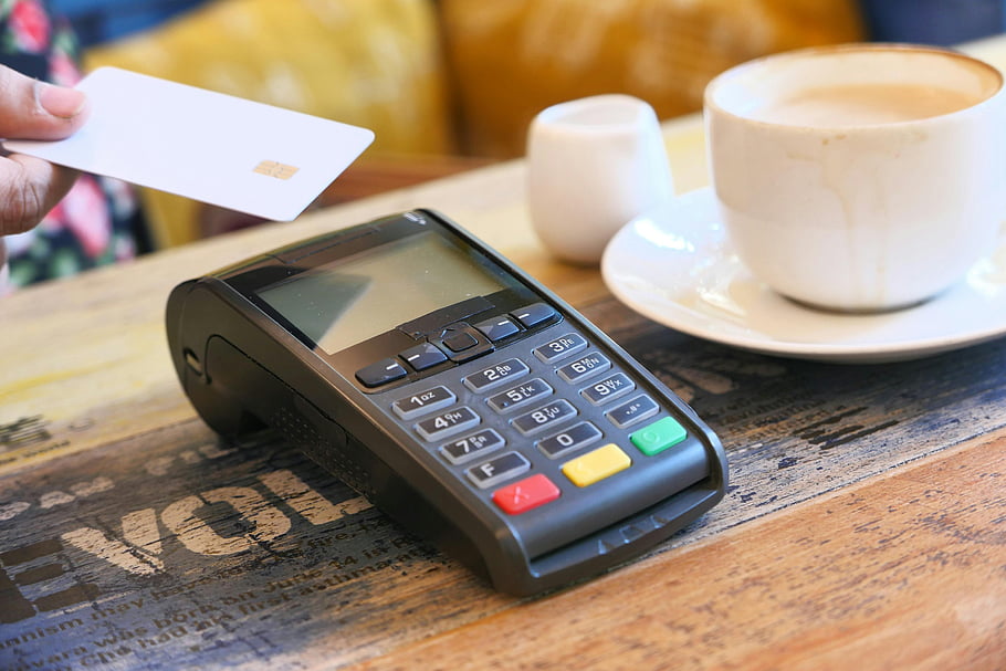 Pagamento com cartão num terminal, exemplo da utilização das infraestruturas financeiras da Europa