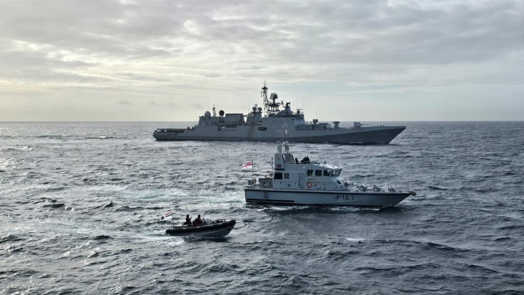 Fragata indiana INS Trishul no exercício Konkan-26 ao largo de Plymouth