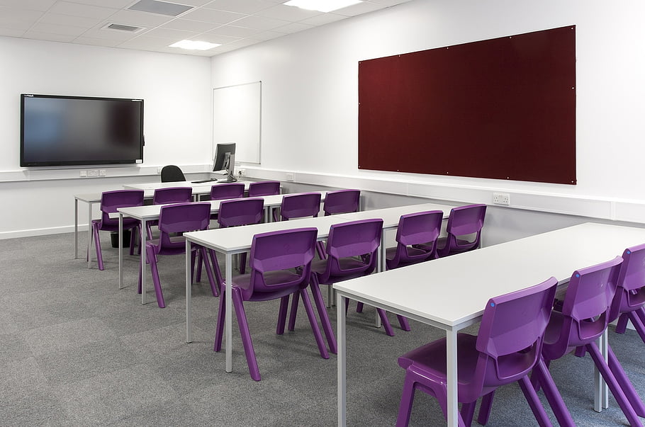Internamentos sociais de crianças: acolhimento em falta Sala de aula com mesas e cadeiras, imagem ilustrativa do afastamento da escola nos internamentos sociais de crianças