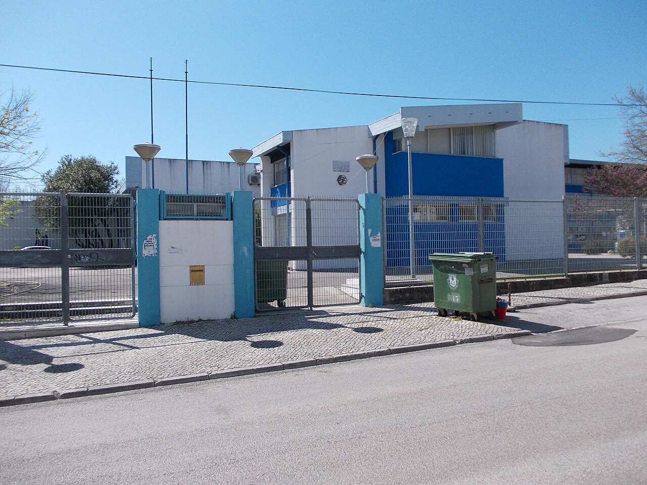 Escola Secundária do Entroncamento, exemplo de equipamento educativo no investimento público em Portugal.