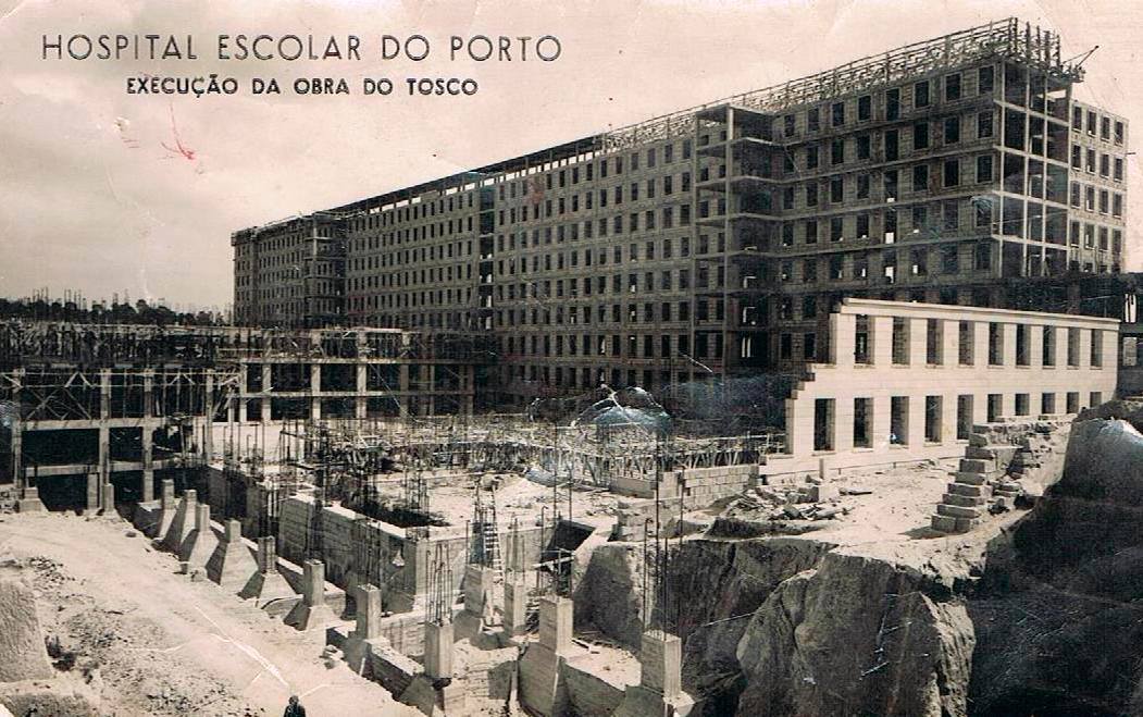 Fotografia histórica da construção do Hospital de São João, relacionada com o investimento público em Portugal.