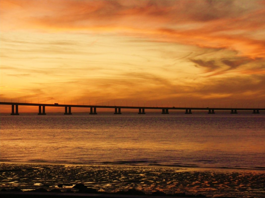 Ponte Vasco da Gama sobre o Tejo, ilustrando o investimento público em Portugal.