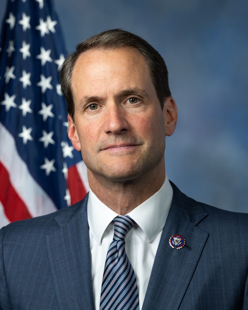 Retrato oficial de Jim Himes, congressista democrata, em 2023