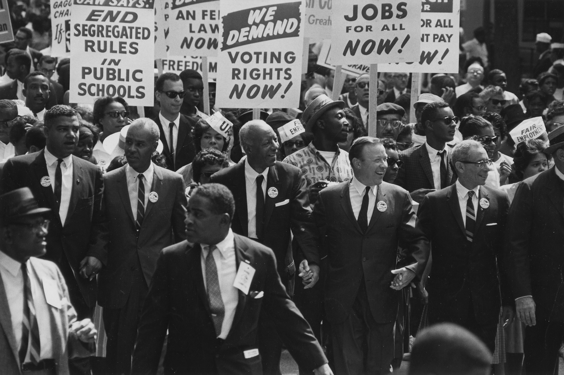 Dirigentes da Marcha sobre Washington caminham juntos em 28 de agosto de 1963.