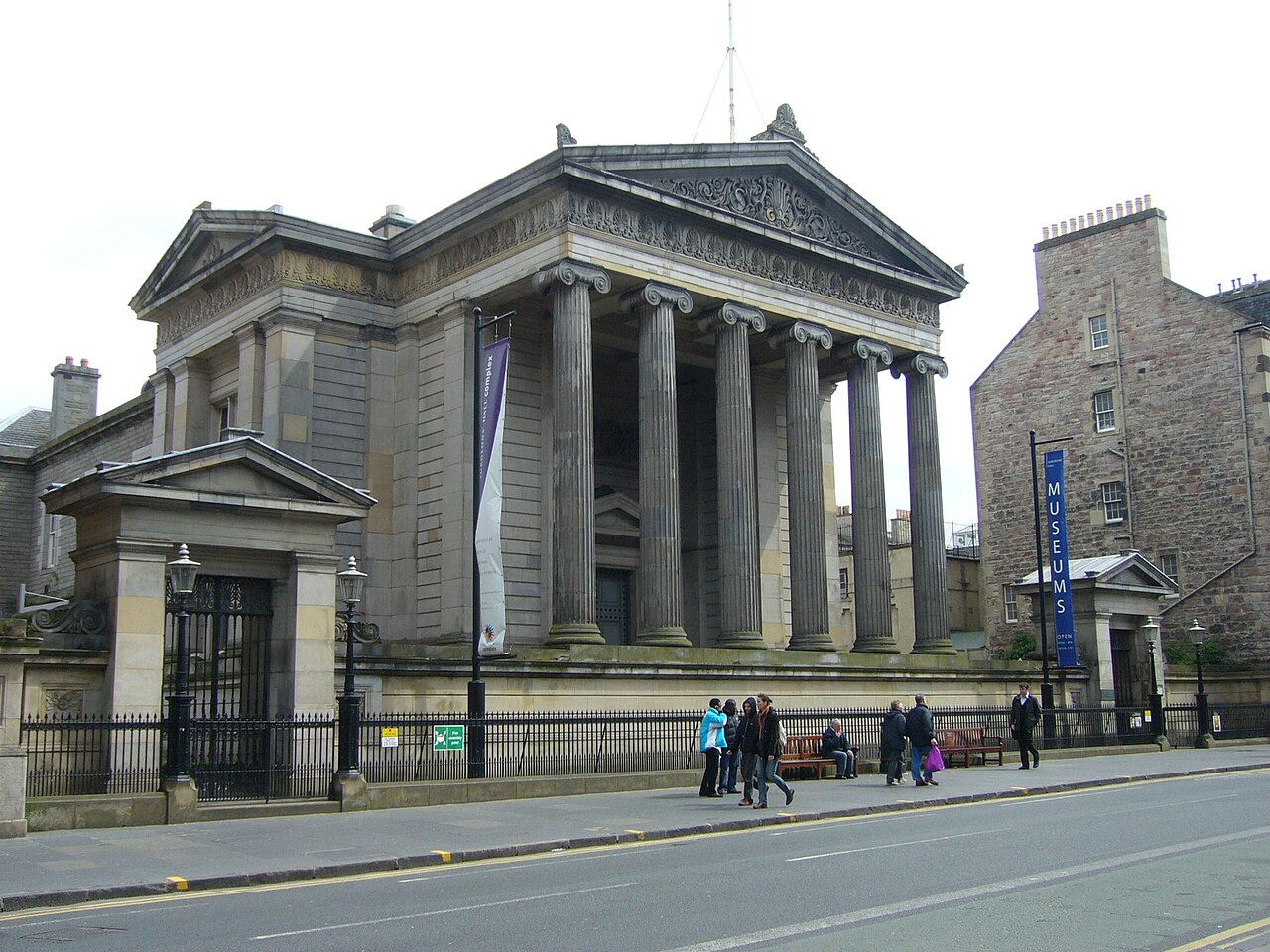 Fachada do Surgeons’ Hall, na Nicolson Street, em Edimburgo