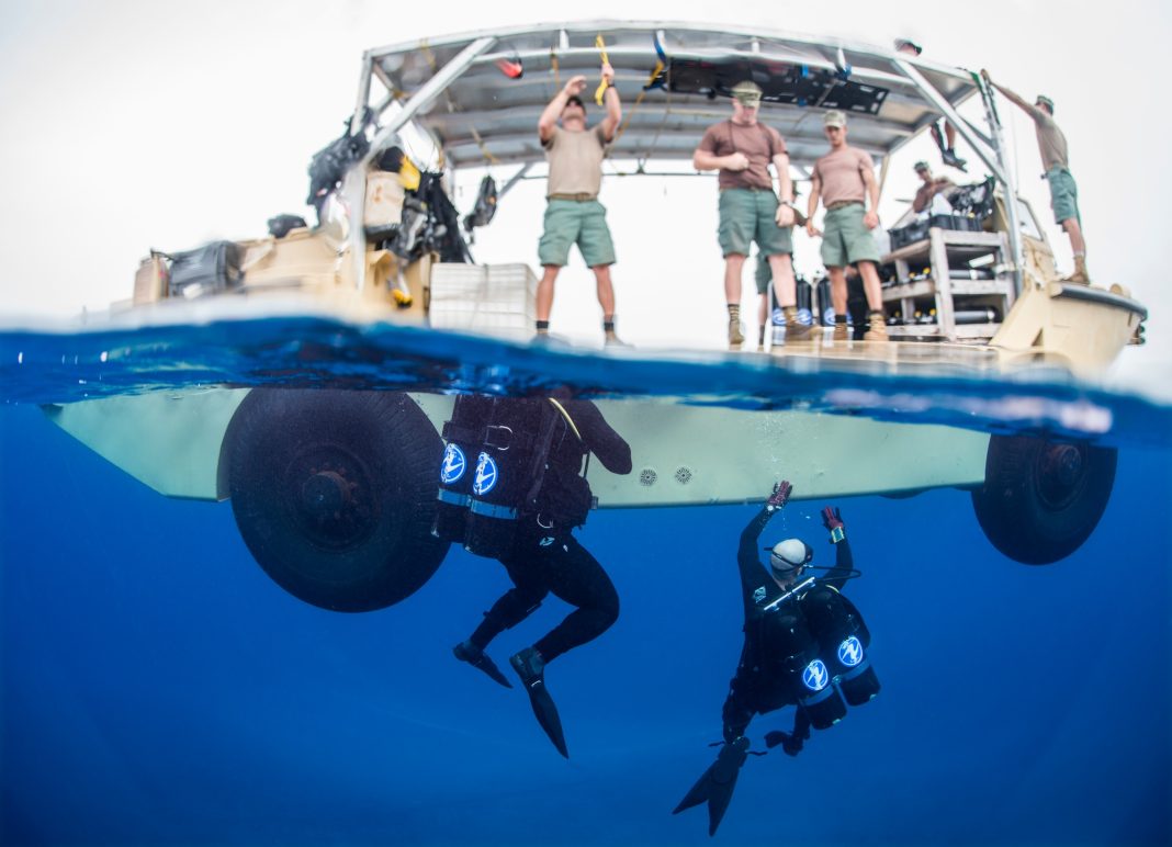 Mergulhadores da Marinha dos Estados Unidos durante trabalhos de manutenção de um cabo submarino no Havai