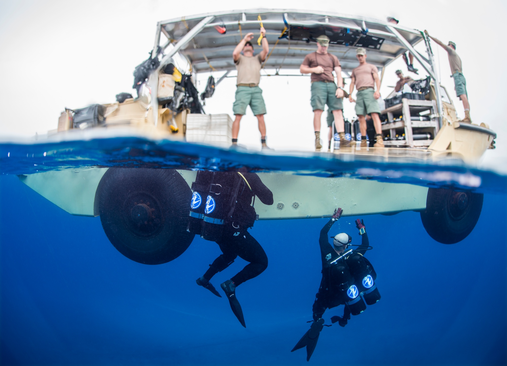 Dossiê | Cabos submarinos em Portugal: rede e proteção Mergulhadores da Marinha dos Estados Unidos durante trabalhos de manutenção de um cabo submarino no Havai