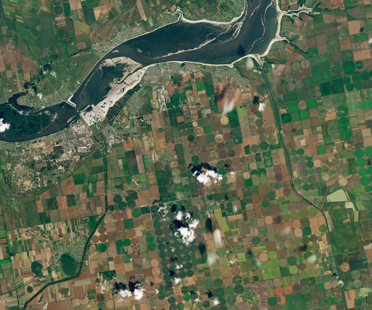 Corredor humanitário em Oleshky: uma saída por abrir Imagem de satélite dos canais e campos na região de Kakhovka em junho de 2023